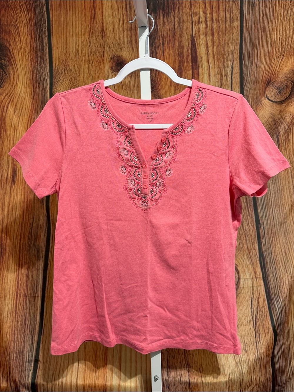 🚨(4/$10) Laura Scott Embroidered Tee Size Medium Petite